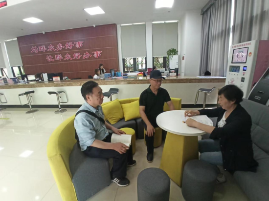 图为赵玲和支委成员开会讨论社区治理问题。受访者供图 图为赵玲和支委成员开会讨论社区治理问题。受访者供图