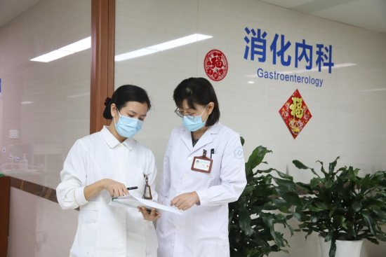 图为古赛与同事交流。马佳欣摄 图为古赛与同事交流。马佳欣摄