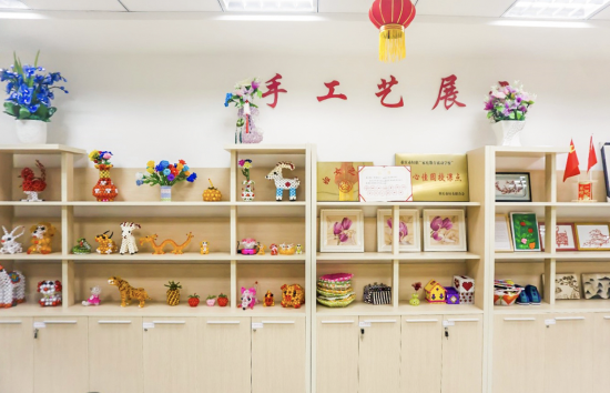 图为“周婆婆手工坊”展出的周有玉及学员作品。陈鑫 摄 图为“周婆婆手工坊”展出的周有玉及学员作品。陈鑫 摄