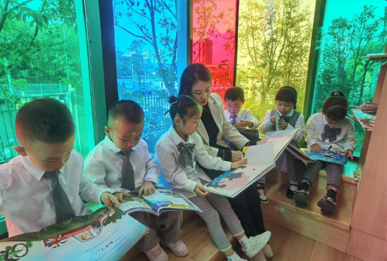 图为湛美霞带领幼儿园孩子们阅读。 杨梦逸 摄 图为湛美霞带领幼儿园孩子们阅读。 杨梦逸 摄