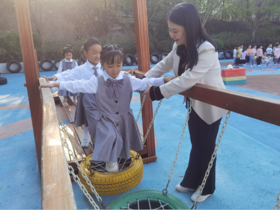 图为湛美霞和孩子们一起运动。 杨梦逸 摄 图为湛美霞和孩子们一起运动。 杨梦逸 摄
