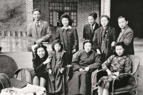 一九四五年,徐悲鸿与学生张安治等人在盘溪石家花园中国美术学院筹备处合影。 (四川美术学院美术馆供图) 一九四五年,徐悲鸿与学生张安治等人在盘溪石家花园中国美术学院筹备处合影。 (四川美术学院美术馆供图)