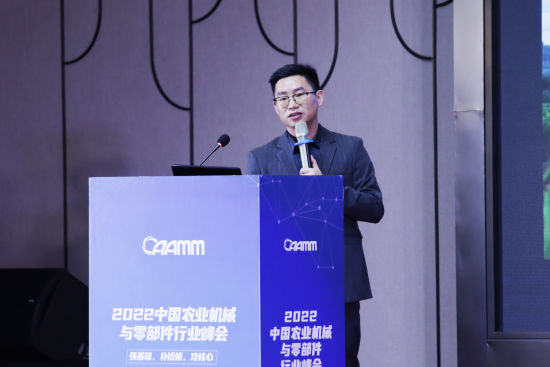 重庆鑫源农机股份有限公司总经理、中国农机工业协会丘陵山区分会会长、重庆市农机装备产业技术创新联盟理事长丁河明。 重庆鑫源农机股份有限公司总经理、中国农机工业协会丘陵山区分会会长、重庆市农机装备产业技术创新联盟理事长丁河明。