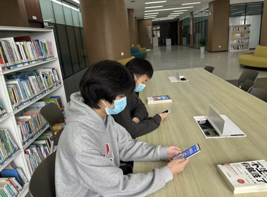 图为重庆科创职业学院师生正在图书馆内答题。 图为重庆科创职业学院师生正在图书馆内答题。