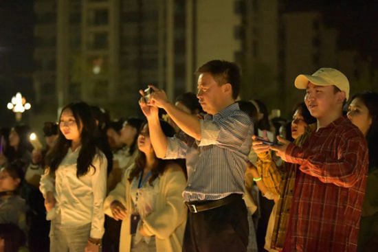 图为现场观众拍摄纪念。重庆文化艺术职业学院供图 图为现场观众拍摄纪念。重庆文化艺术职业学院供图