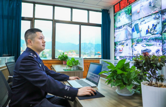 李航在查看监控。 梁平区公安局供图 李航在查看监控。 梁平区公安局供图
