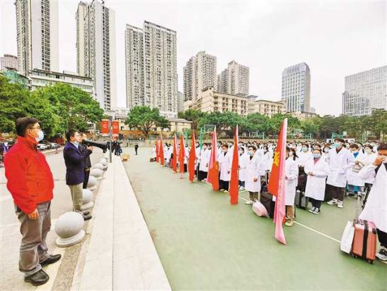 11月12日,重庆医科大学举行出征仪式,1031名临床医学、护理学等专业师生志愿者奔赴抗疫一线。(重医供图) 11月12日,重庆医科大学举行出征仪式,1031名临床医学、护理学等专业师生志愿者奔赴抗疫一线。(重医供图)