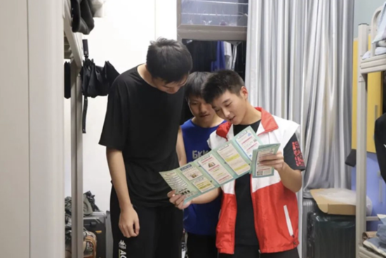 图为志愿者在寝室开展反诈宣传。 图为志愿者在寝室开展反诈宣传。