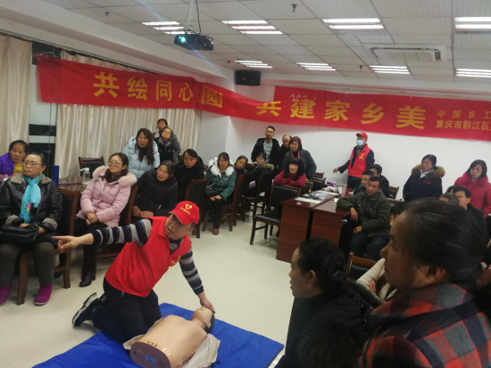图为陈麒麟为社区居民开展急救培训。 王露 摄 图为陈麒麟为社区居民开展急救培训。 王露 摄