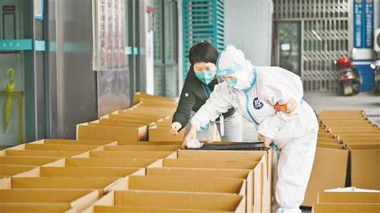 受“重庆好人”杨霞事迹感召,爱心企业无偿为民心佳园的群众提供生活保障用品,图为志愿者正在分配物资。本报记者 周奇 摄\视觉重庆 受“重庆好人”杨霞事迹感召,爱心企业无偿为民心佳园的群众提供生活保障用品,图为志愿者正在分配物资。本报记者 周奇 摄\视觉重庆
