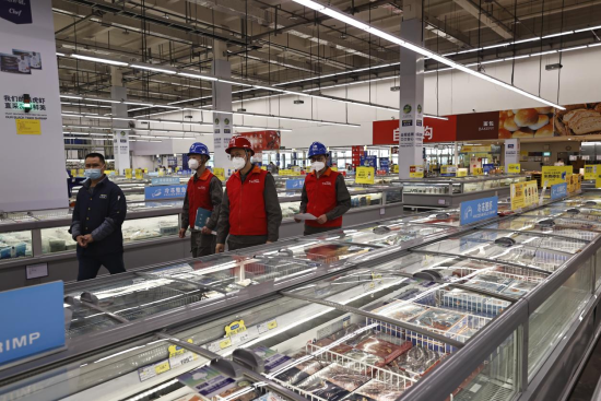 图为国网重庆市南供电公司员工正在锦江麦德龙南岸商场内排查用电隐患。龚超 摄 图为国网重庆市南供电公司员工正在锦江麦德龙南岸商场内排查用电隐患。龚超 摄
