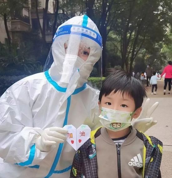 图为小男孩送给邹筱雁“加油爱心卡”。受访者供图 图为小男孩送给邹筱雁“加油爱心卡”。受访者供图