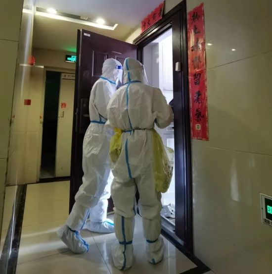 图为过川配合医护人员进行上门核酸检测采样工作。受访者供图 图为过川配合医护人员进行上门核酸检测采样工作。受访者供图