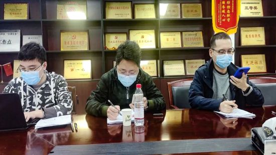 图为车明(中)在天宫殿街道东湖南路社区协助开展流调工作。受访者供图 图为车明(中)在天宫殿街道东湖南路社区协助开展流调工作。受访者供图