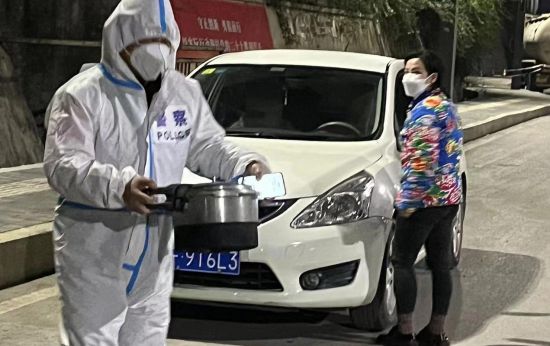 图为民警收到辖区居民送的饭菜。城口警方供图 图为民警收到辖区居民送的饭菜。城口警方供图