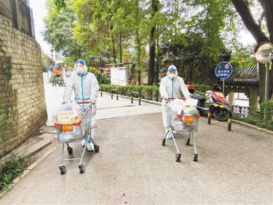 渝北区科兰路社区某小区物资中转站,工作人员正在为居民配送蔬菜。(科兰路社区供图) 渝北区科兰路社区某小区物资中转站,工作人员正在为居民配送蔬菜。(科兰路社区供图)