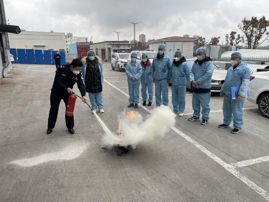 民警向企业员工讲解灭火器材使用方法。陈波 摄 民警向企业员工讲解灭火器材使用方法。陈波 摄