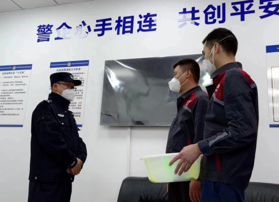 图为派出所民警为物流公司员工提供服务。闫少卿 摄 图为派出所民警为物流公司员工提供服务。闫少卿 摄