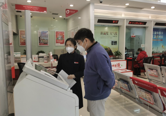 图为市民通过重庆农商行智能自助设备办理业务。重庆农商行供图 图为市民通过重庆农商行智能自助设备办理业务。重庆农商行供图