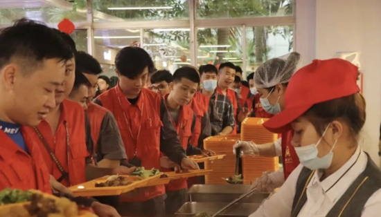 海航航空自营食堂为员工提供免费工作餐。主办方供图 海航航空自营食堂为员工提供免费工作餐。主办方供图