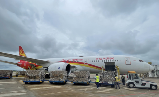 海航货运全力保障海南虾苗出岛。主办方供图 海航货运全力保障海南虾苗出岛。主办方供图