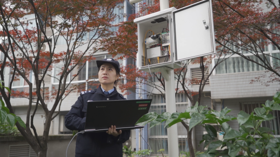 余行江调试“瞭望者”高空抛物智能预警监测系统。 李卓然 摄 余行江调试“瞭望者”高空抛物智能预警监测系统。 李卓然 摄