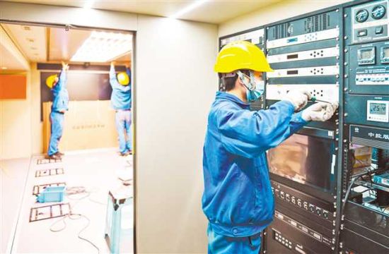 12月3日,迪马工业的工人们正在为即将交付的卡塔尔世界杯通信指挥车安装设备。 齐岚森 摄/视觉重庆 12月3日,迪马工业的工人们正在为即将交付的卡塔尔世界杯通信指挥车安装设备。 齐岚森 摄/视觉重庆