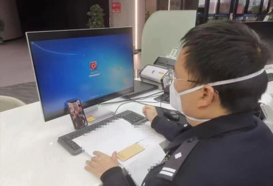 图为远程面见申请人。 出入境管理局供图 图为远程面见申请人。 出入境管理局供图
