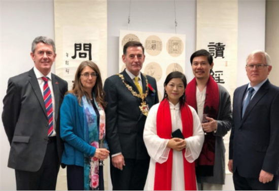 图为聂晖在英国举办诗书画印展。受访者供图 图为聂晖在英国举办诗书画印展。受访者供图