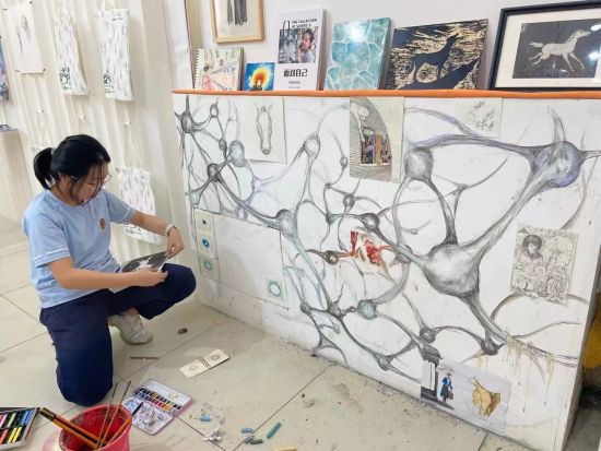 图为孙雅悦在布展现场。受访者供图 图为孙雅悦在布展现场。受访者供图