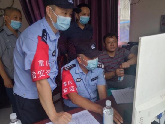 民警+乡镇干部+村社综治干部的联合巡防队伍 李硕磊/摄 民警+乡镇干部+村社综治干部的联合巡防队伍 李硕磊/摄