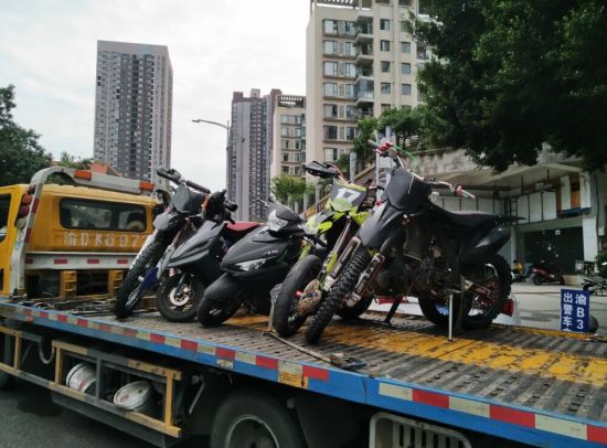 警方在行动中查获的部分无牌摩托车 九龙坡区公安分局供图 警方在行动中查获的部分无牌摩托车 九龙坡区公安分局供图