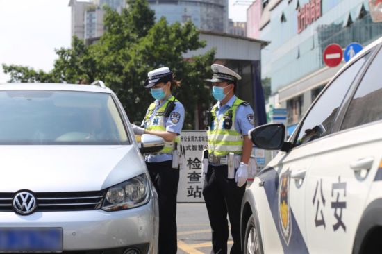 检查过往车辆,倡导文明出行 九龙坡区公安分局供图 检查过往车辆,倡导文明出行 九龙坡区公安分局供图