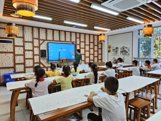 图为万盛经开区和平小学社团书法课程授课现场。受访者供图 图为万盛经开区和平小学社团书法课程授课现场。受访者供图