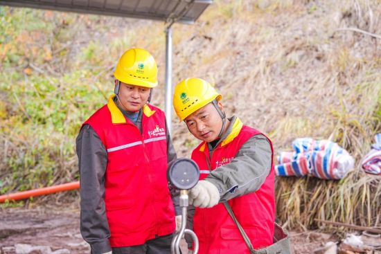 12月30日,国网长寿供电公司员工查看三条沟水库抽水设备用电情况。况敏 摄 12月30日,国网长寿供电公司员工查看三条沟水库抽水设备用电情况。况敏 摄