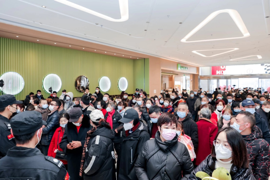 图为龙湖重庆高新天街开业现场。主办方供图 图为龙湖重庆高新天街开业现场。主办方供图