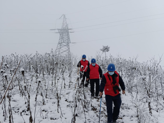 图为12月30日国网重庆电力员工在开州区顶星村踏雪巡视线路,保障节日期间电力可靠供应。陈旭 摄 图为12月30日国网重庆电力员工在开州区顶星村踏雪巡视线路,保障节日期间电力可靠供应。陈旭 摄