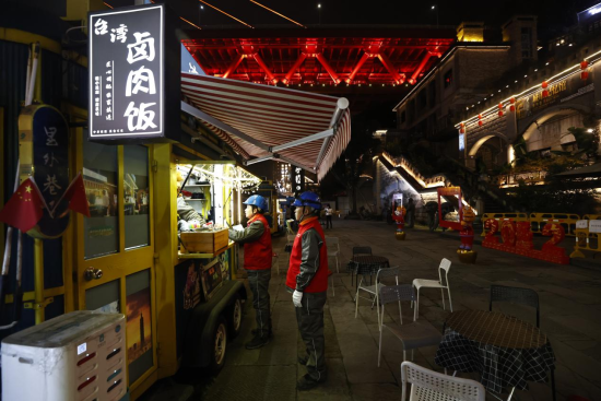 图为12月28日国网重庆电力员工在龙门浩老街对商户开展节前安全用电检查。龚超 摄 图为12月28日国网重庆电力员工在龙门浩老街对商户开展节前安全用电检查。龚超 摄