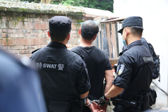23年命案逃犯指认现场。九龙坡区警方供图 23年命案逃犯指认现场。九龙坡区警方供图