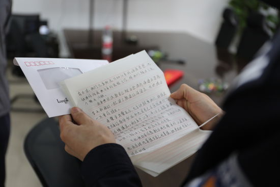 民警深夜劝阻养老诈骗收获群众感谢信。九龙坡区警方供图 民警深夜劝阻养老诈骗收获群众感谢信。九龙坡区警方供图