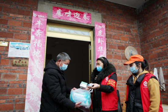 图为双石镇新时代文明实践所工作人员在丁家岩村向60岁以上重点人群讲解用药知识和方法。 陈仕川 摄 图为双石镇新时代文明实践所工作人员在丁家岩村向60岁以上重点人群讲解用药知识和方法。 陈仕川 摄