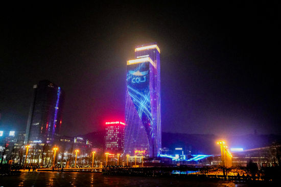 图为灯光绚烂的太阳座。官鑫 摄 图为灯光绚烂的太阳座。官鑫 摄