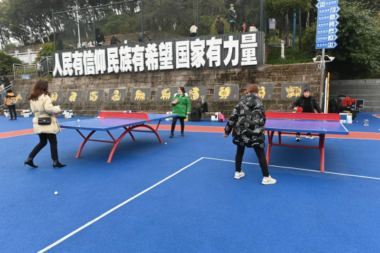 市民在社区城市体育公园运动。 冉雨琳 摄 市民在社区城市体育公园运动。 冉雨琳 摄