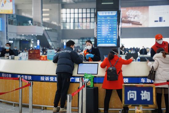 图为重庆北站“马廉服务台”工作人员解答旅客疑问。汪亮 摄 图为重庆北站“马廉服务台”工作人员解答旅客疑问。汪亮 摄