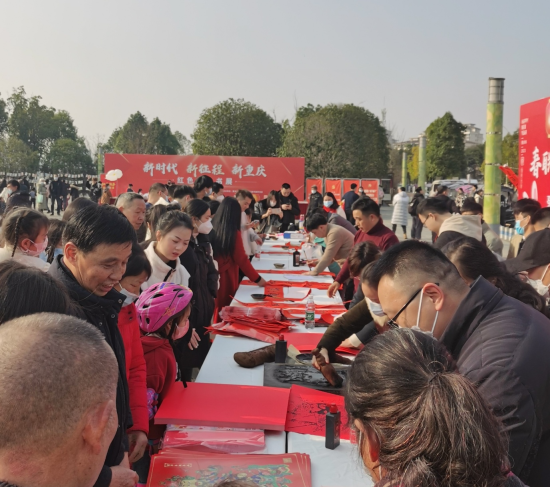 图为市民驻足欣赏春联制作。 梁平区委统战部供图 图为市民驻足欣赏春联制作。 梁平区委统战部供图