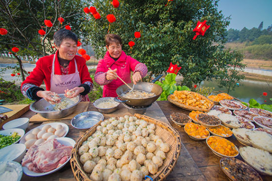 村民正在准备团年饭食材。陈星宇 摄 村民正在准备团年饭食材。陈星宇 摄