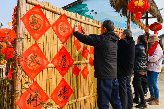 村干部正在给村民写春联。陈星宇 摄村民在心愿墙上贴上自己的新年愿望和对美好生活的期盼和憧憬。陈星宇 摄 村干部正在给村民写春联。陈星宇 摄村民在心愿墙上贴上自己的新年愿望和对美好生活的期盼和憧憬。陈星宇 摄