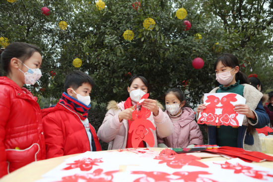 1月11日,永川区非遗剪纸艺志愿者现场剪兔迎新春。 陈仕川 摄 1月11日,永川区非遗剪纸艺志愿者现场剪兔迎新春。 陈仕川 摄