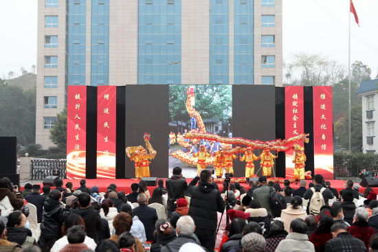 1月11日,永川区文艺志愿者表演的舞龙《小金龙闹新春》。 陈仕川 摄 1月11日,永川区文艺志愿者表演的舞龙《小金龙闹新春》。 陈仕川 摄