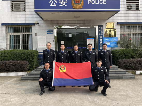 陈食派出所民警与警旗合影 永川区公安局供图 陈食派出所民警与警旗合影 永川区公安局供图